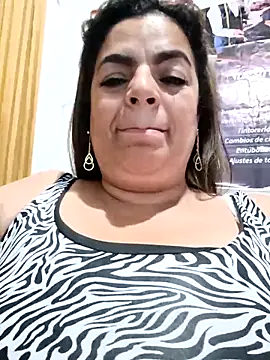 دردشة Mia-Glow الجنسية المباشرة