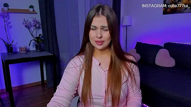 Show modela CutieLui_ na web-kameri