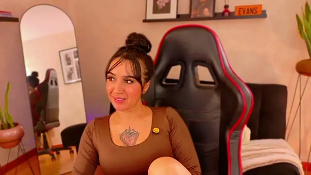 دردشة EmmyEvans1 الجنسية المباشرة