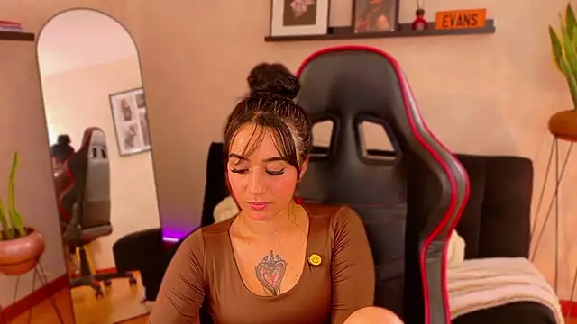 EmmyEvans1's Live XXX Chat