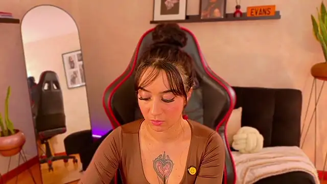 EmmyEvans1's Live XXX Chat