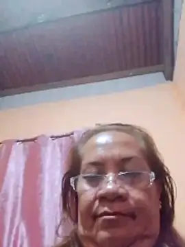 Pokazy przed kamerką – vickyhot1966