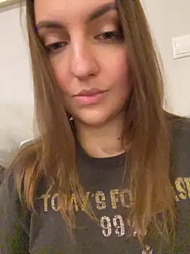 AliceDesmee Chat XXX in diretta