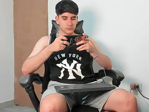 leo030809 Adlı Modelin Web Kamerası Şovu