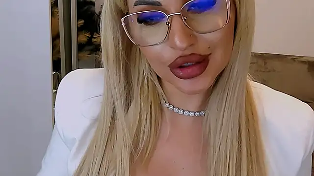 LovelyBlondyxx Adlı Modelin Web Kamerası Şovu
