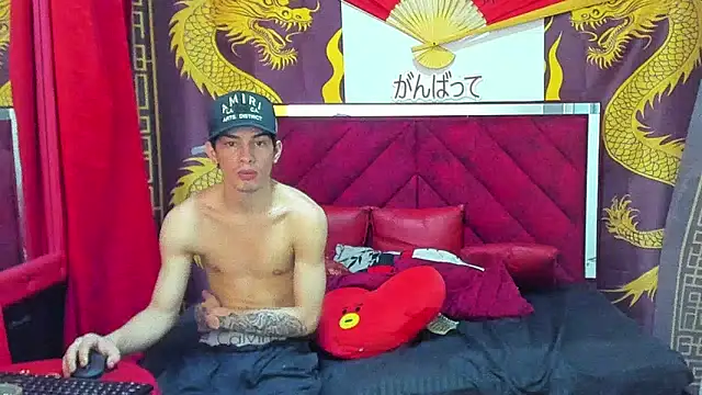 Pride_couple: διαδικτυακό σόου στην κάμερα