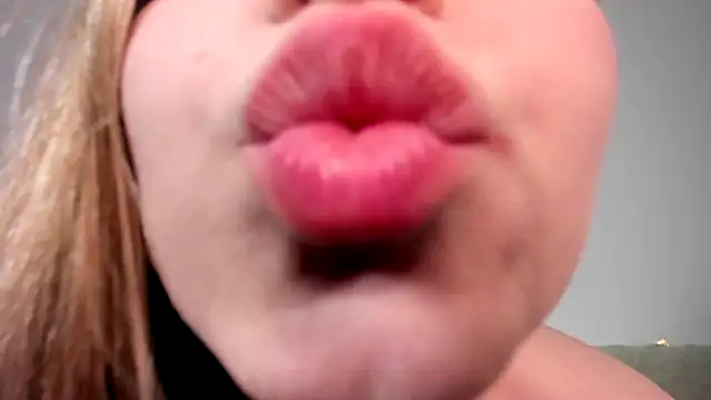 MiaMews élő XXX-chatje