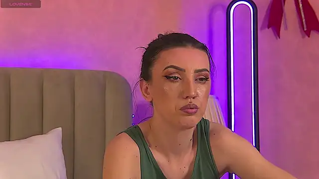 EnyaHazell live XXX chat