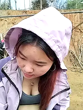 lylylove: διαδικτυακό σόου στην κάμερα