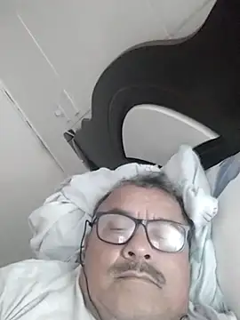 Misterymem63: διαδικτυακό σόου στην κάμερα