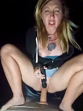 SheIsSomething: διαδικτυακό σόου στην κάμερα