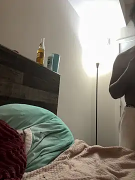 makeherfeelg: διαδικτυακό σόου στην κάμερα