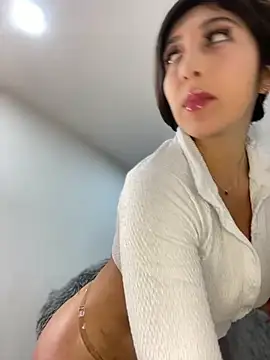 MiaJones21's Live XXX Chat