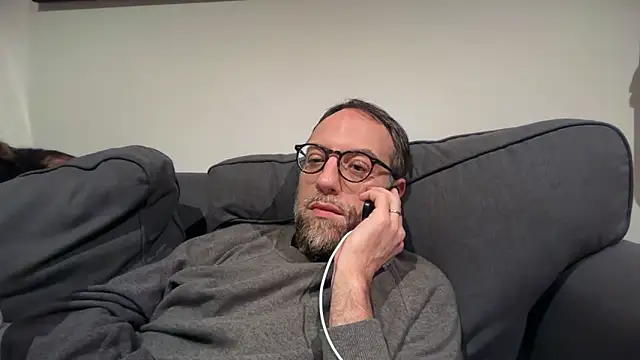 Fra___85: διαδικτυακό σόου στην κάμερα