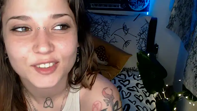 AlienforTwenty live XXX chat