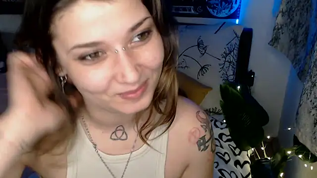 AlienforTwenty's Live XXX Chat