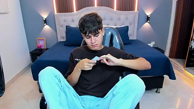 Tommy18__: онлайн-секс-чат