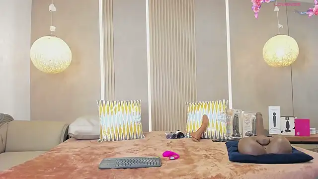 sabrina_shark_ Adlı Modelin Canlı XXX Sohbeti