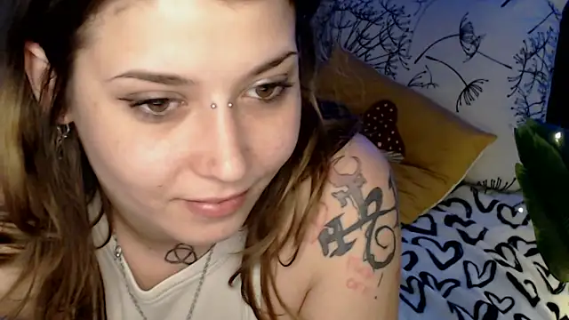 AlienforTwenty's Live XXX Chat