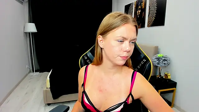 Strawberrye Adlı Modelin Canlı XXX Sohbeti