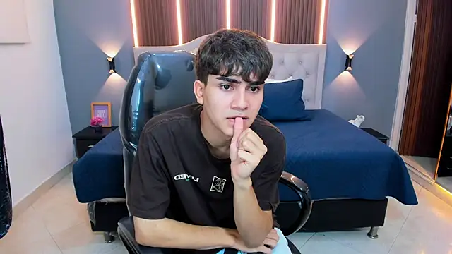 Chat XXX en directo de Tommy18__