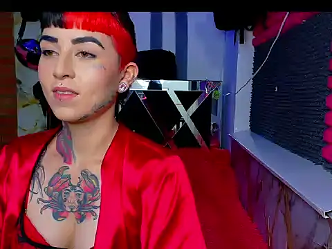 nova_kitttyy: διαδικτυακό σόου στην κάμερα