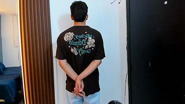 Tommy18__'s Live XXX Chat