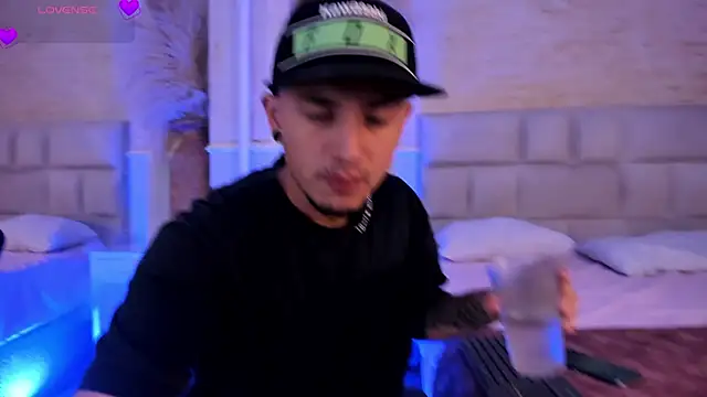 ReyBigx élő XXX-chatje