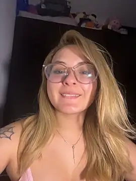 Chat +18 de Lilaa2305 ao vivo