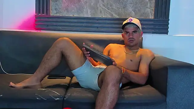 Pertunjukan Kamera Web Latins_on_fire