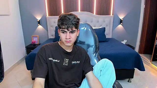 XXX chat uživo modela Tommy18__