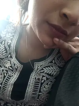 Amrita_Love: διαδικτυακό σόου στην κάμερα