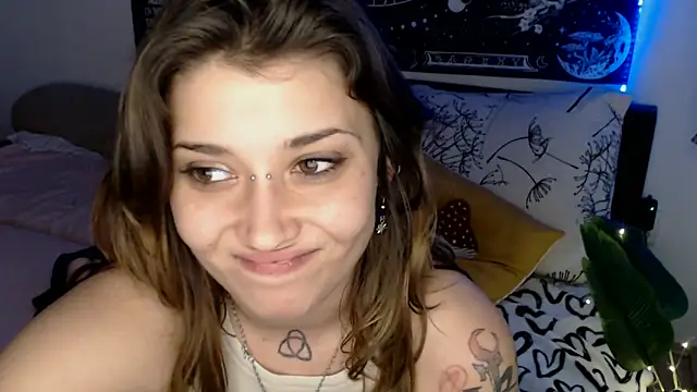 AlienforTwenty's Live XXX Chat