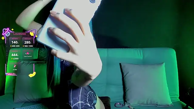 KittyMadi: διαδικτυακό σόου στην κάμερα