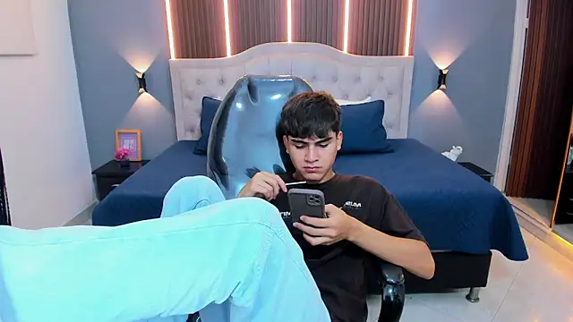 Tommy18__ লাইভ XXX চ্যাট