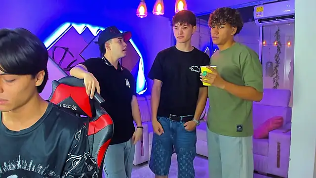 Houseofwarrios: διαδικτυακό σόου στην κάμερα