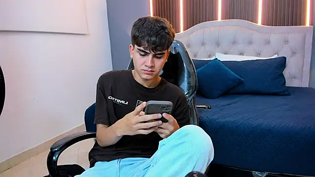 Chat XXX en directo de Tommy18__