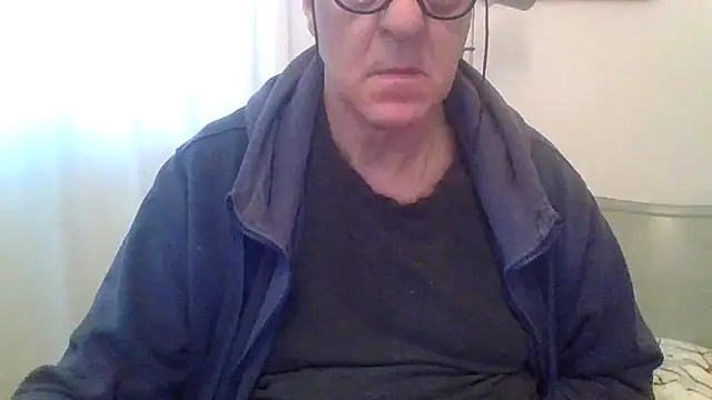 ANONIMO7735: διαδικτυακό σόου στην κάμερα