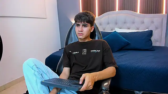 Tommy18__ élő XXX-chatje