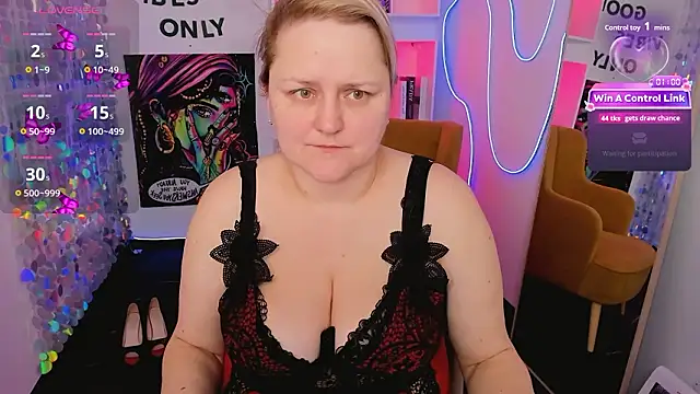 ScarlettSoft Adlı Modelin Canlı XXX Sohbeti