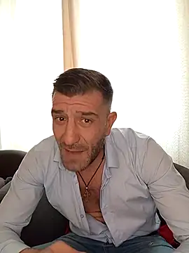 Alexdaniel89 Adlı Modelin Canlı XXX Sohbeti