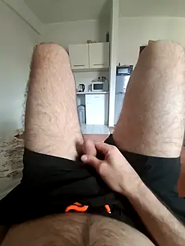 paulucio8: διαδικτυακό σόου στην κάμερα