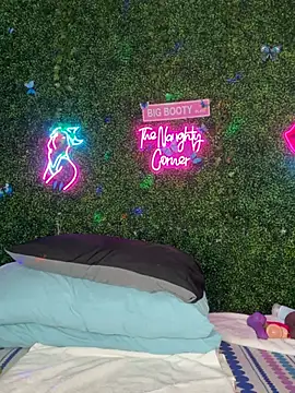 RenaThickAss Show in webcam