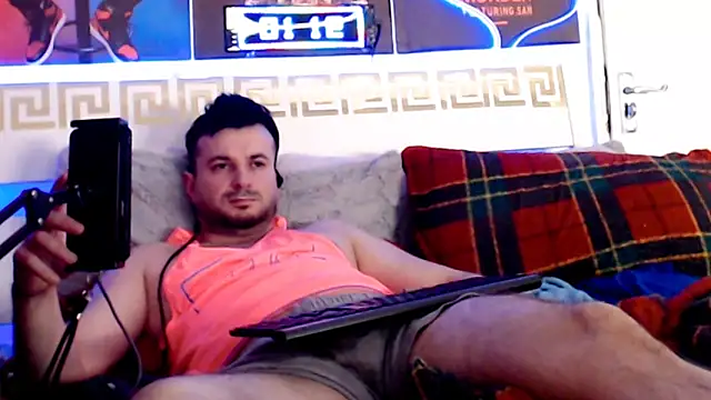 FuckToyBoy69: διαδικτυακό σόου στην κάμερα