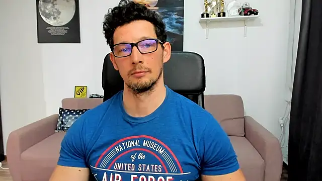 BrutusK08: διαδικτυακό σόου στην κάμερα