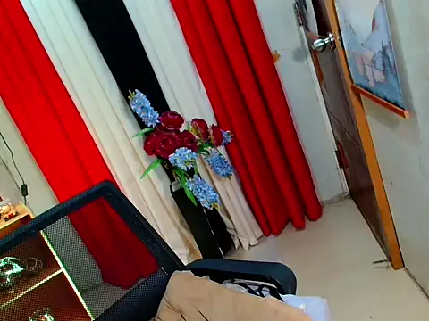 baby_kiraxx: διαδικτυακό σόου στην κάμερα