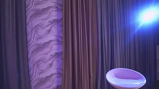 milanastars: διαδικτυακό σόου στην κάμερα