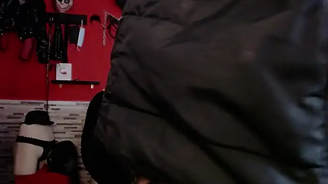 Miss_Mirandaa: διαδικτυακό σόου στην κάμερα