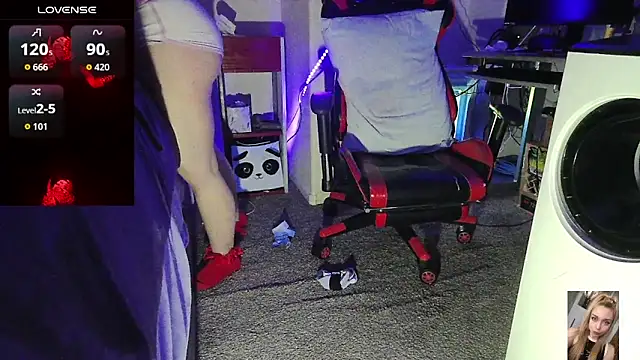 Blondiewithanass Chat XXX in diretta