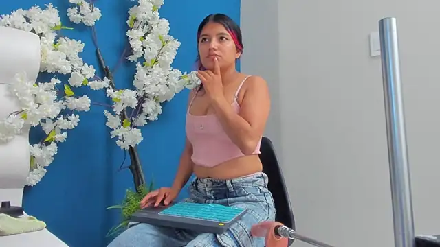 letty_straus Adlı Modelin Canlı XXX Sohbeti